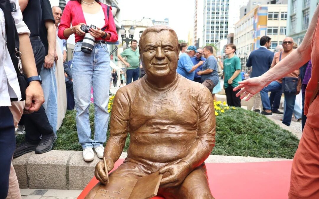 Movimento Pró-Paraná prestigia inauguração de escultura em homenagem a Jaime Lerner no Centro de Curitiba