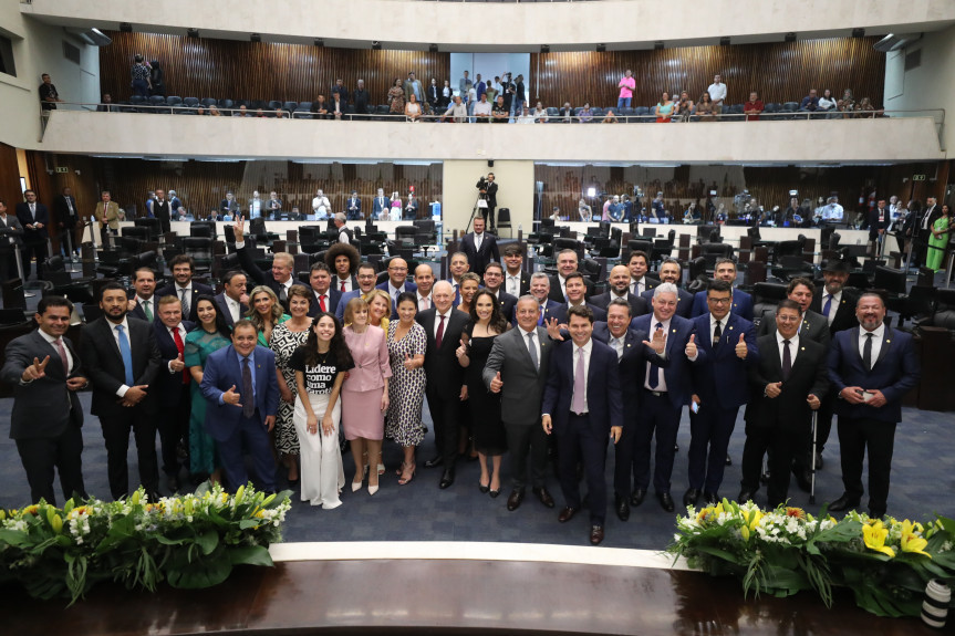 Pró-Paraná prestigia posse de deputados na ALEP